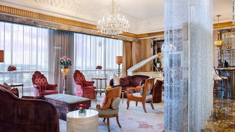 Du khách nghỉ tại khu phòng xa hoa này có thể đặt tiệc nướng do đầu bếp của khách sạn nấu ngay ngoài hiên phòng. Khu ăn uống này có đủ chỗ cho 12 khách.