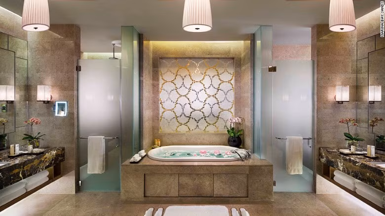 Dãy phòng có một quản gia riêng, 3 phòng ngủ, một phòng tập lớn, một khu vực mát xa và một chiếc đàn piano lớn.