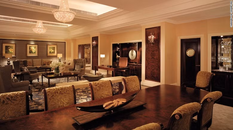 Phòng cao cấp của khách sạn Shangri-La: Shangri-La là sự hòa hợp hoàn hảo giữa vẻ đẹp truyền thống Singapore và vẻ hiện đại, sang trọng. Ngay từ lối vào, khách sạn đã tạo cho du khách cảm giác ngất ngây bởi vẻ đẹp lịch lãm, đẳng cấp.