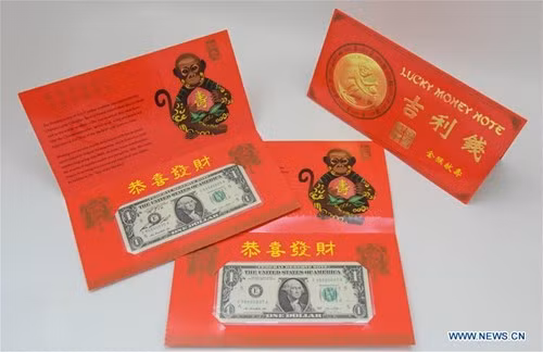 Hình ảnh chú khỉ là đại diện cho con giáp năm Bính Thân, còn trái đào mang ý nghĩa về sự trường tồn, sống lâu trăm tuổi.