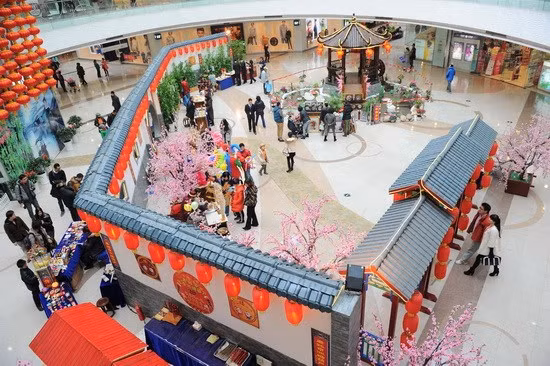 Tập đoàn của tỷ phú Wang Jianlin còn nắm giữ 49 ngôi biệt thự, 26 khách sạn sang trọng, 40 siêu thị và 45 trung tâm karaoke, đem lại nguồn thu khổng lồ cho tập đoàn này.