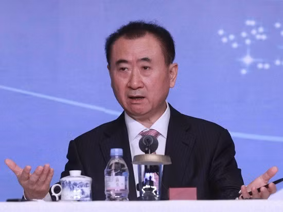 Tỷ phú Trung Quốc này đang là chủ tịch tập đoàn bất động sản Dalian Wanda có trụ sở trên khắp thế giới. Hiện công ty này đang nắm giữ diện tích bất động sản lên tới hơn 9 triệu m2.