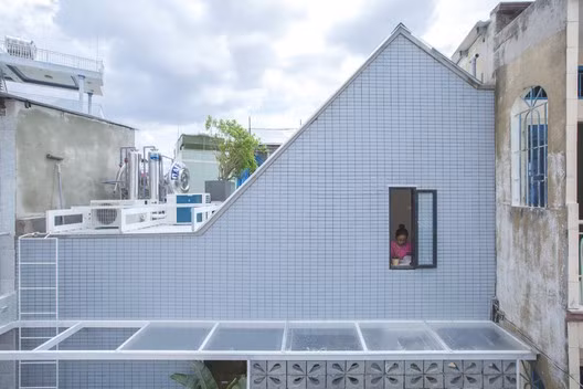 Đây là một ngôi nhà nhỏ ở TP HCM với diện tích khiêm tốn nằm dọc theo một trong những con hẻm nhỏ. Công trình này chỉ dài 2,5 m và chiều rộng 6,5 m.