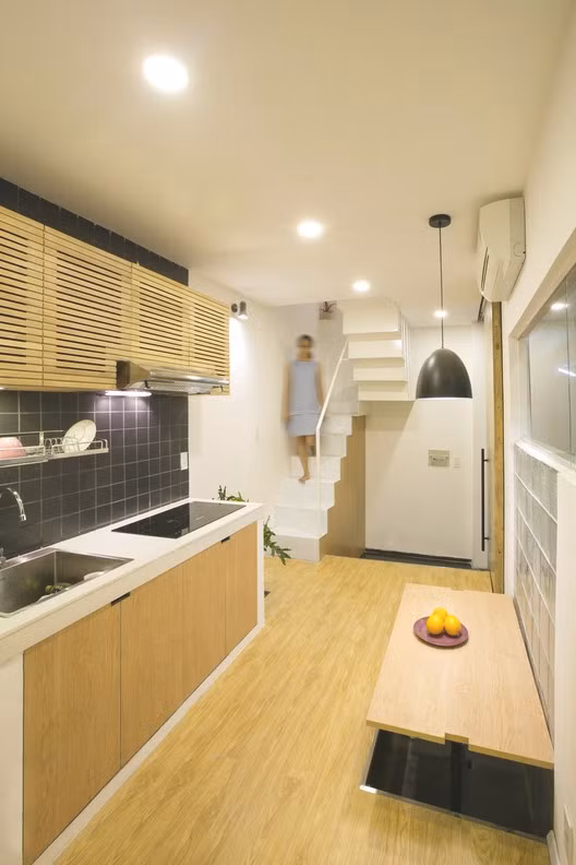 Ngôi nhà được thiết kế cho gia đình vợ chồng trẻ gồm 3 thành viên. Tầng trệt kết hợp các phòng gia đình, phòng ăn và nhà bếp.