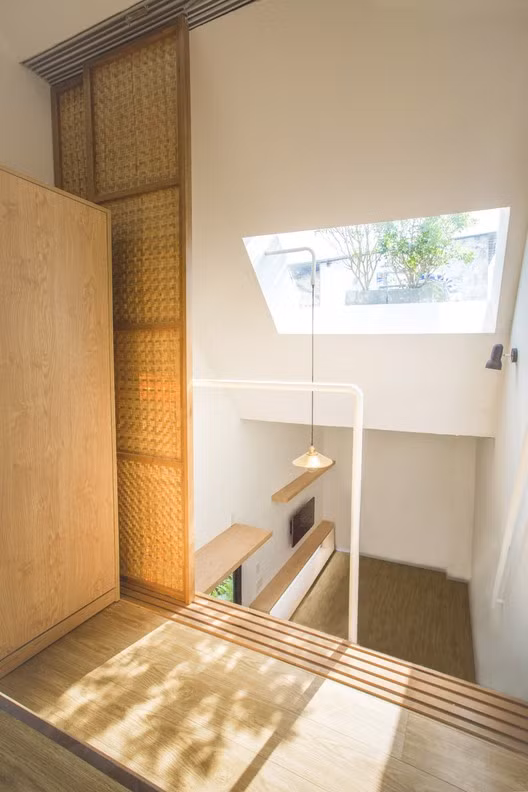 Các ô trống giúp ngôi nhà đón nhận được nhiều ánh sáng tự nhiên vào ban ngày.