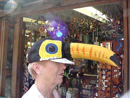 Chiếc mũ mỏ vẹt được quý bà đội đi dạo phố.