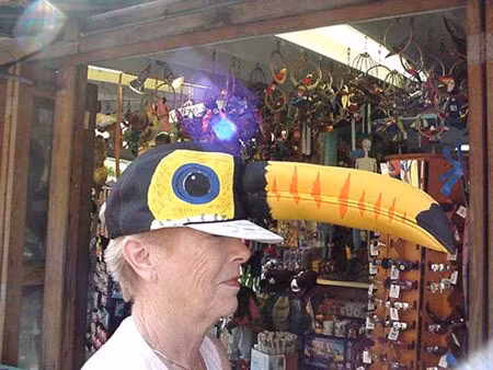 Chiếc mũ mỏ vẹt được quý bà đội đi dạo phố.