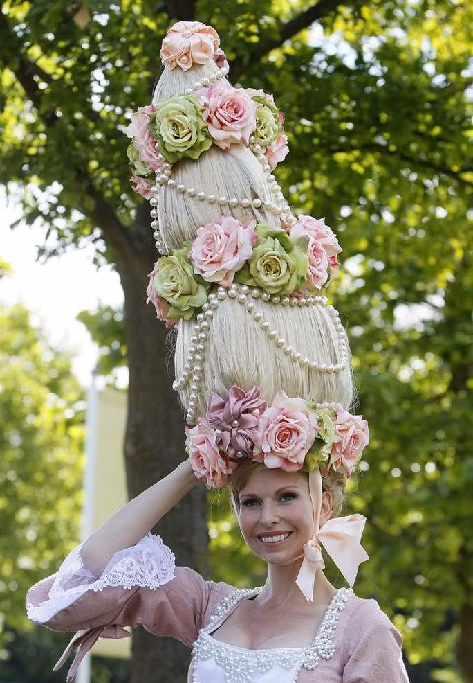 Chiếc mũ kỳ quái này có vẻ quá nặng khi đội lên đầu cô gái.