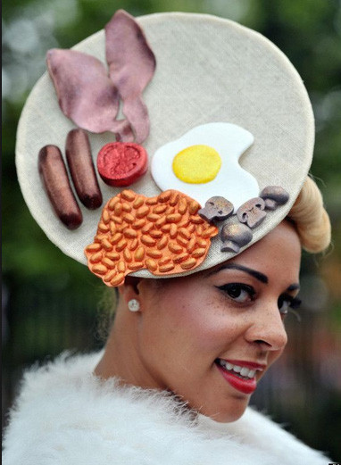 Chiếc mũ giống như một bữa sáng đầy đủ dinh dưỡng.