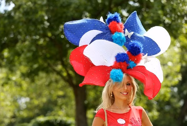 Chiếc mũ hình những bông hoa rực rỡ làm cho cô gái nổi bật trên đường phố.