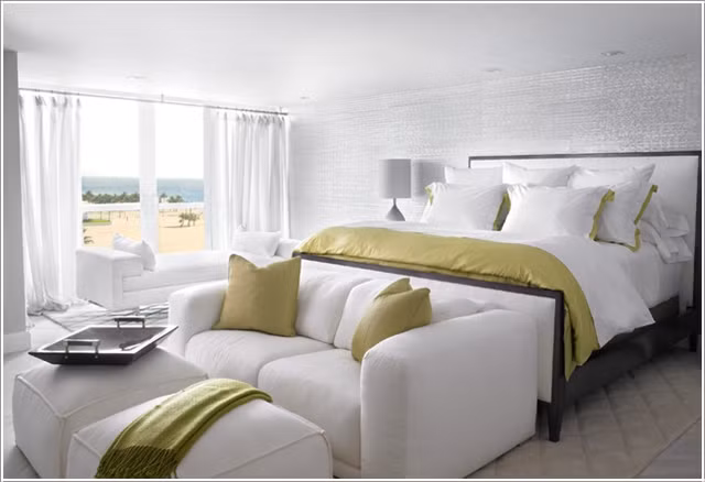 Việc đặt thêm một chiếc sofa gần giường ngủ cũng giúp không gian ấm áp hơn.