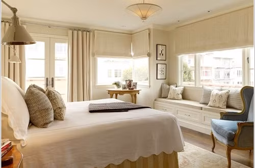 Hoặc bạn cũng có thể thiết kế thêm một chiếc ghế gần cửa sổ để tạo cảm giác ấm cúng.