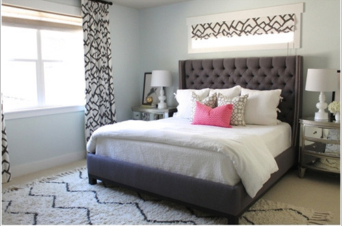 Bạn cũng có thể chọn một chiếc giường màu tối và những chiếc gối màu nóng làm cho không gian phòng ngủ ấn tượng và ấm áp hơn.