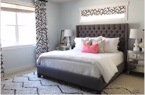 Bạn cũng có thể chọn một chiếc giường màu tối và những chiếc gối màu nóng làm cho không gian phòng ngủ ấn tượng và ấm áp hơn.