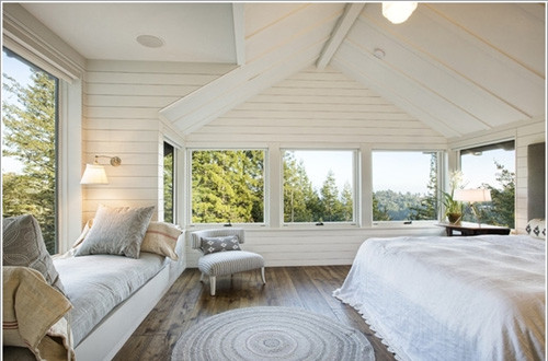 Đặt thêm một giường ngủ gần cửa sổ cũng là cách khiến phòng ngủ của bạn thêm ấm áp hơn.