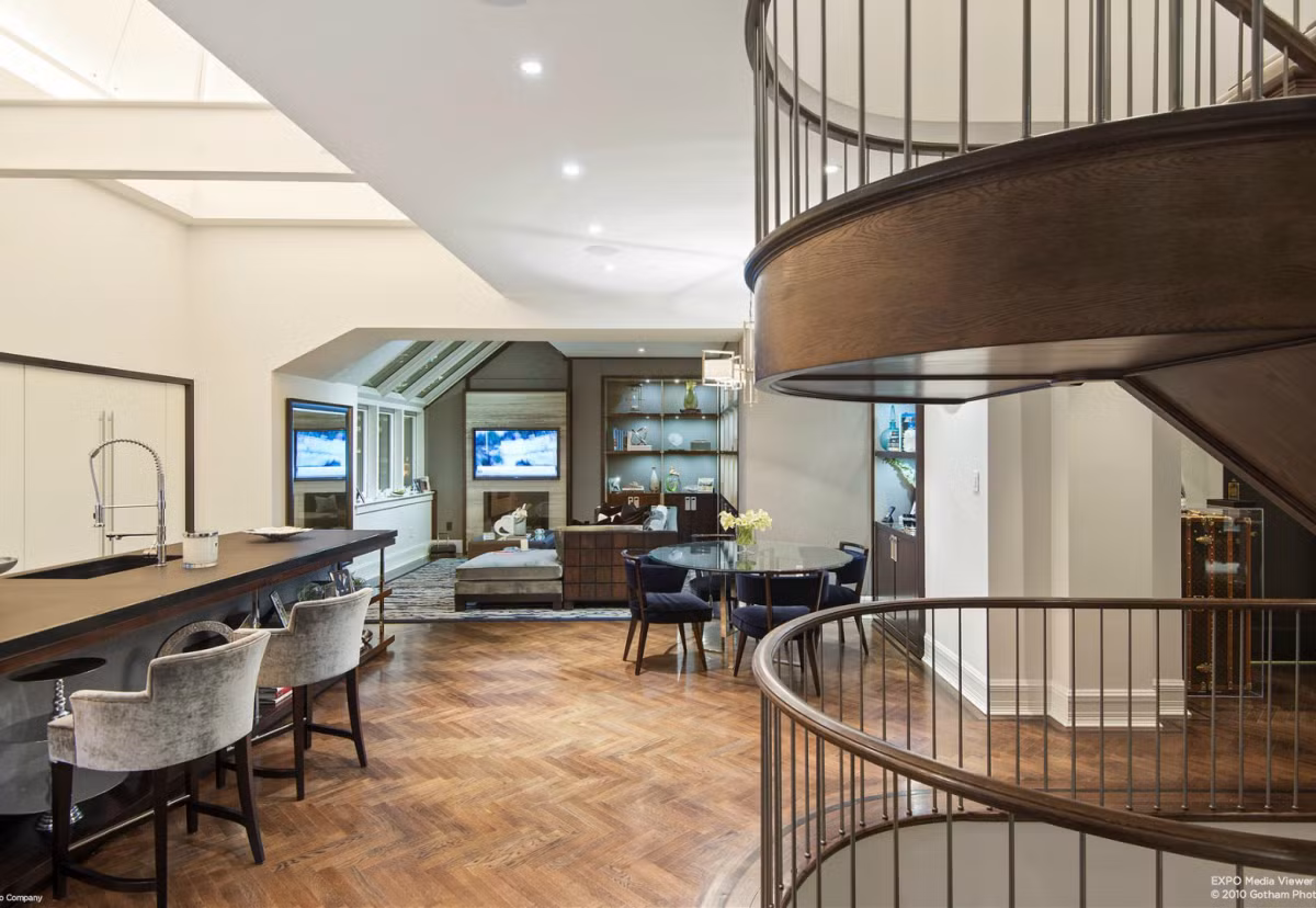 Căn hộ tầng áp mái này trải rộng khắp ba tầng trên cùng của khách sạn.