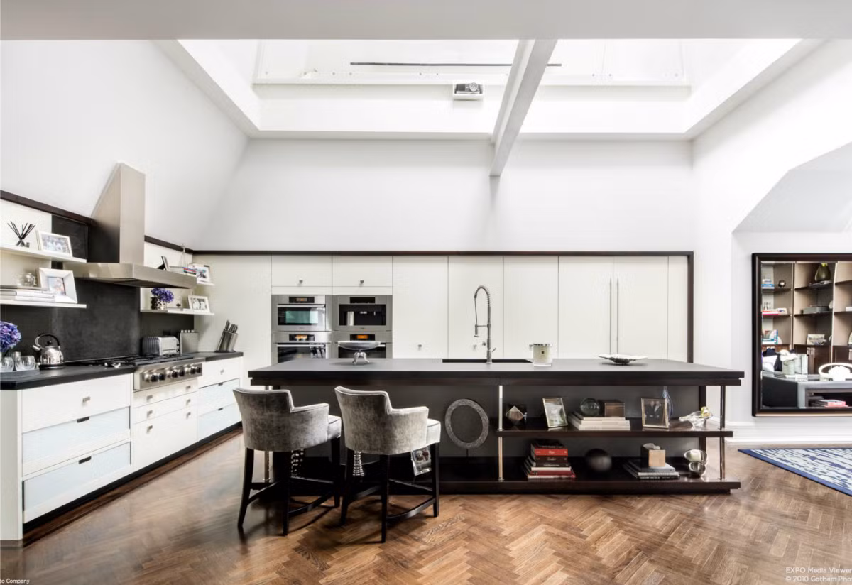 Căn bếp rộng rãi và sang trọng tràn ngập ánh sáng của căn penthouse khách sạn nghìn tỷ.