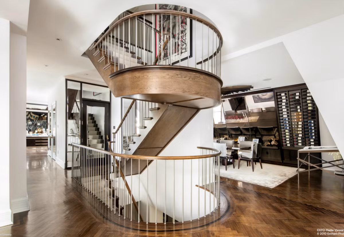 Hệ thống cầu thang được thiết kế uốn cong như một tác phẩm nghệ thuật.