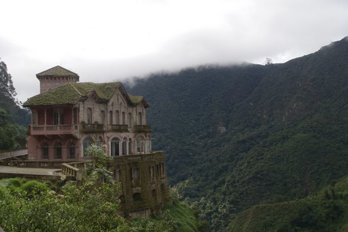Khách sạn Del Salto (Colombia): Khách sạn bị bỏ hoang này được xây dựng vào năm 1923. Ban đầu là một biệt thự tư nhân. Năm 1950, nó trở thành một khách sạn 8 tầng. Đến năm 1990, khách sạn này bị bỏ hoang do ô nhiễm dòng sông gần đó và cũng bởi vì có nhiều vụ tự tử ở gần khu vực và tại chính khách sạn này.