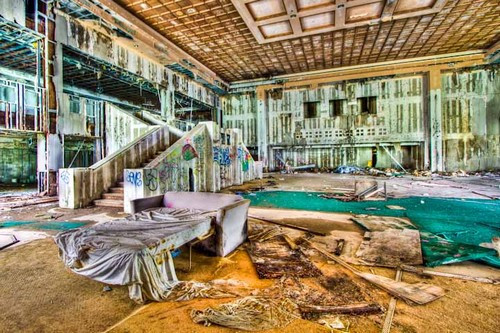 Khách sạn Grossinger’s Catskill Resort (Mỹ): Nằm trong dãy núi Catskill ở ngoại ô New York, Grossinger’s Catskill Resort là một khách sạn lớn và nổi tiếng trong thập niên 60. Năm 1986, khách sạn đóng cửa sau khi nguồn tài chính cạn kiệt và không có khả năng duy trì các hoạt động.