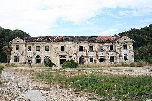 Grand Hotel Kupari (Croatia): Nằm ở khu vực Dubrovnik Riviera của làng Kupari. Grand Hotel được xây dựng vào những năm 20 và sở hữu bãi biển riêng. Năm 1990, cuộc nội chiến giành độc lập nổ ra và khách sạn bị lục soát. Kể từ đó nó đã bị bỏ hoang và không bao giờ được mở cửa trở lại. Các lỗ đạn hiện vẫn lưu lại trên các bức tường của khách sạn.