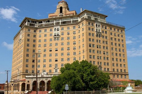 Hotel Baker (Mỹ): Được xây dựng vào năm 1926 tại một thị trấn nhỏ Texas. Đây là khách sạn đầu tiên ở Texas được trang bị với một hồ bơi Olympic và có thể chứa lên đến 2.500 người. Sự sụp đổ của thị trường chứng khoán năm 1929 và những khó khăn lớn trong những năm 30, khách sạn phải đối mặt với các cú sốc cho đến khi thế chiến II kết thúc. Sau một thời gian ngắn ngủi mở cửa lại vào năm 1965, đến năm 1972 khách sạn đã phải đóng cửa vĩnh viễn.