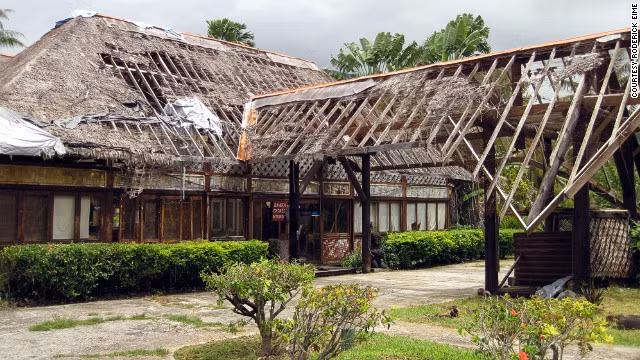 Sofitel Heiva, Huahine, Polynésie thuộc Pháp: Khu nghỉ dưỡng Sofitel Heiva từng được mệnh danh là thiên đường nghỉ mát, nơi này hiện vẫn còn giữ được một vài công trình kiến trúc nổi bật như khu nhà gỗ trên mặt nước và thảm thực vật xanh tươi. Do bị bỏ hoang và không có người trông coi nên mọi thứ trong khu nghỉ mát này trở thành vô chủ, các ngôi nhà bị tốc mái và phần nhiều trong số này có thể đổ sụp bất cứ lúc nào.