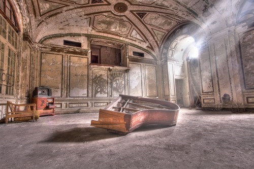 Lee Plaza, Detroit, Mỹ: Khách sạn Lee Plaza là một tòa nhà cao 15 tầng nằm ở thành phố Detroit, Mỹ. Tòa nhà được thiết kế bởi Charles Noble và xây dựng vào năm 1929. Tại thời điểm đó, Lee Plaza là niềm tự hào của người dân địa phương và thu hút mọi người bởi kiến trúc Art Deco. Nền kinh tế suy thoái, Lee Plaza bị đổi chủ nhiều lần và dẫn đến tình trạng bỏ hoang hiện nay.