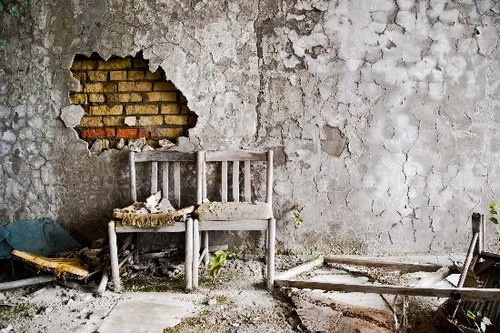 Khách sạn Polissya (Ukraine): Khách sạn Polissya là một trong những tòa nhà cao nhất tại thị trấn ma Pripyat ở Ukraine, được xây dựng trong những năm 70 để đáp ứng nhu cầu nghỉ ngơi của du khách đến từ nhà máy điện hạt nhân Chernobyl. Nó bị bỏ hoang kể từ năm 1986 sau vụ tai nạn tại nhà máy và bây giờ có nguy cơ bị sụp đổ.