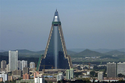 Ryugyong Hotel (Triều Tiên): Ryugyong là một khách sạn hình kim tự tháp 105 tầng, nằm ở trung tâm của thủ đô Triều Tiên. Nó được xây dựng vào năm 1987 nhưng quá trình thi công đã phải ngừng lại vào năm 1992 sau khi bị Liên Xô ngừng cung cấp nguyên liệu. Nhưng đột nhiên đến năm 2008, công trình tiếp tục được xây dựng, nhờ sự đầu tư của một nhóm người Ai Cập. Tuy nhiên, mọi người vẫn cho đây là nơi đáng sợ không thể ở với 3.000 phòng trống, 100 tầng bí ẩn cao khoảng 300 m.