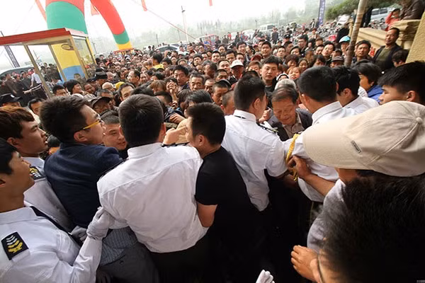 Tương tự trước đó, một công ty tại Sơn Đông, Trung Quốc, cũng tặng miễn phí gạo và dầu cho người dân, khiến hàng nghìn người đổ xô tới để xếp hàng dài hơn 2 cây số nhận quà, trong đó đa phần là những cụ già.