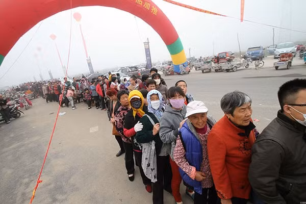 Theo ước tính của truyền thông địa phương, khoảng 10.000 người đã tới xếp hàng nhận gạo và dầu ăn miễn phí. Chỉ trong vòng 1 ngày, công ty này đã phân phát 5.000 túi gạo và 5.000 chai dầu ăn.