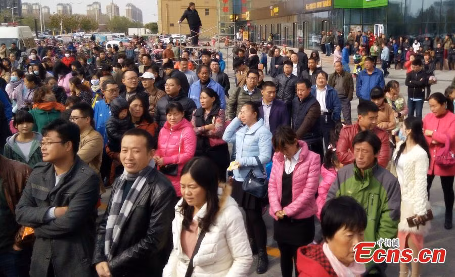 Theo chương trình của trung tâm, những khách hàng đã mua sắm với số tiền là 100 NDT tại siêu thị sẽ có cơ hội nhận được một bao gạo miễn phí.