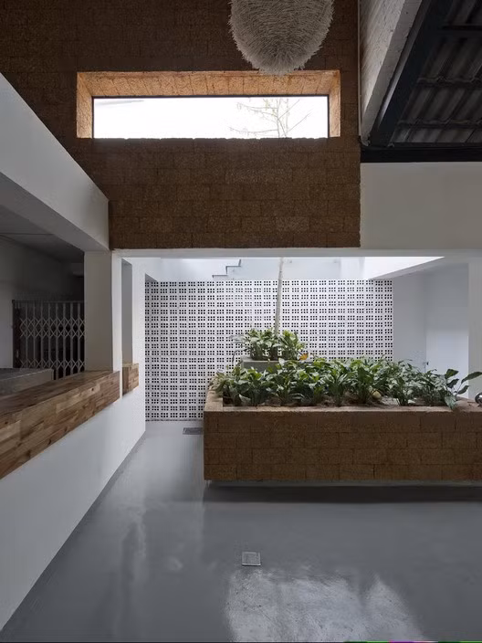 Công trình này được cải tạo và mở rộng từ một phần của một tòa nhà cũ (trụ sở của một công ty nhà nước) được xây dựng vào những năm 1980, nằm trong một khu phố yên tĩnh và cổ kính.