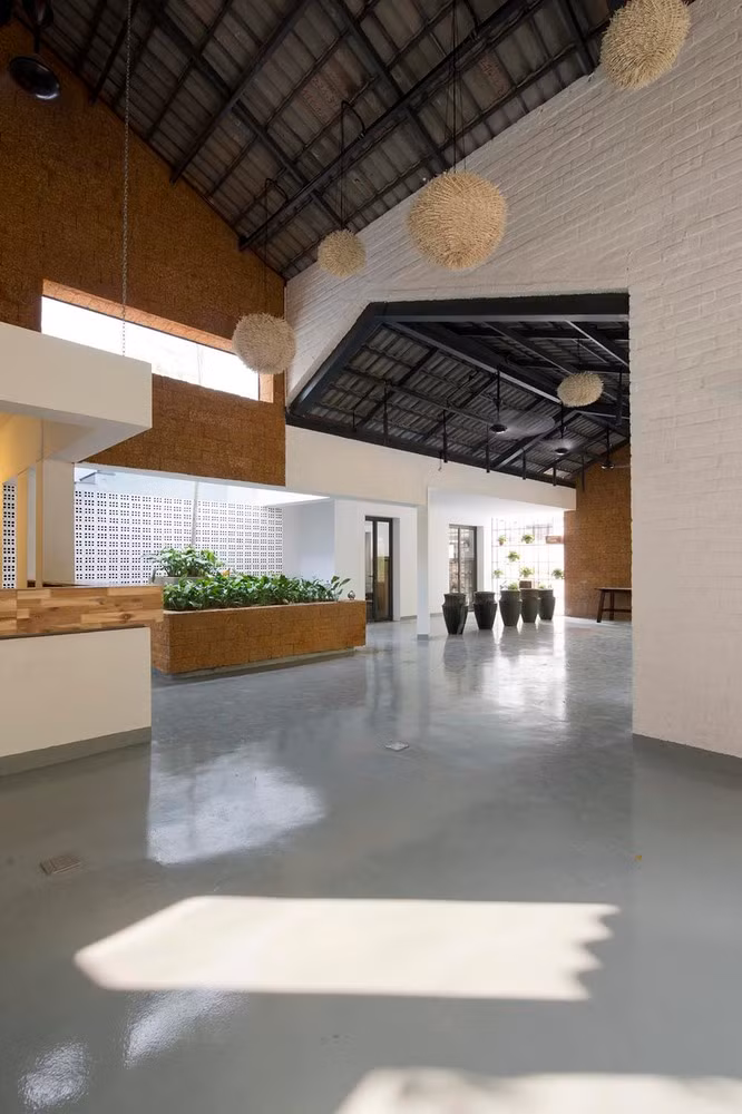 Việc sử dụng phương pháp và vật liệu xây dựng như trên nhằm mục đích tạo không gian tràn ngập ánh sáng và cảm xúc để người dùng (chủ quán hay khách hàng) có những liên hệ gần gũi nhất với thiên nhiên, đất đai và bầu trời.