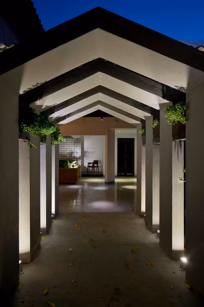 Nhà hàng được thiết kế và xây dựng từ các vật liệu nhiệt đới địa phương và truyền thống.