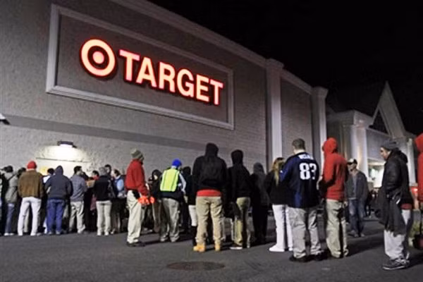 Bỏ mặc người bị ngất cho đến chết: Trong một của hàng Target ở miền Tây Virginia (Mỹ), một người đàn ông đã bị ngất trong khi đang mua sắm ngày Black Friday năm 2011 nhưng hàng nghìn người khác vì mải mê chen lấn đã bước qua người ông một cách dửng dung. Các nhân chứng cho biết, người đàn ông trên chỉ được giúp đỡ khi một y tá từng làm việc tại phòng cấp cứu phát hiện sự việc và cố gắng hô hấp nhân tạo cứu người. Sau đó, người này đã được chuyển ngay tới bệnh viện nhưng ông đã qua đời chỉ một ngày sau đó.