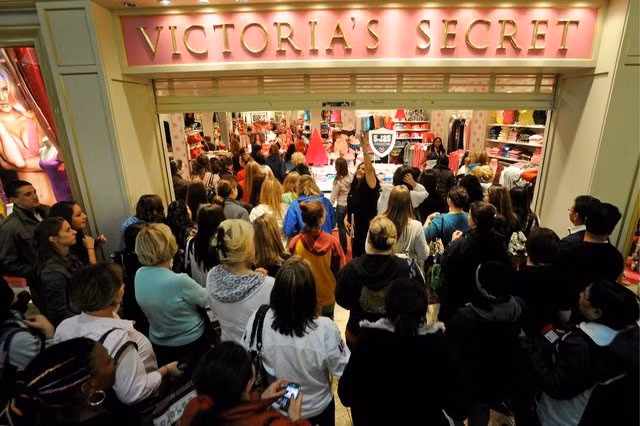 Năm 2013, dòng người lên tới 700 người đã đổ xô vào cửa hàng Victoria Secret ở Hyattsville, Mỹ vào lúc 5h. Sau vài phút đồng hồ, một vụ ẩu đả đã diễn ra giữa một phụ nữ và ba người đàn ông tại quầy hàng. "Tất cả đều hỗn loạn, họ dẫm lên nhau để có được bộ đồ lót", một nhân chứng kể lại.
