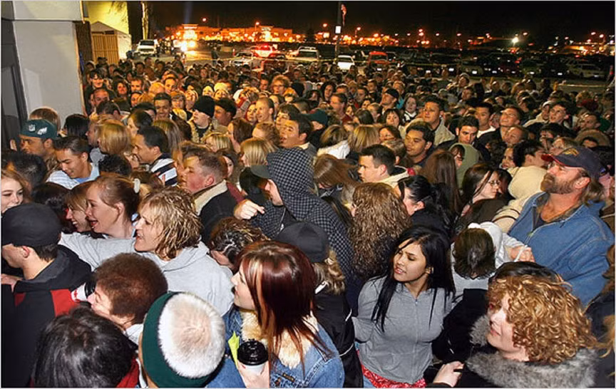 Dẫm đạp tại Walmart: Một siêu thị Walmart Ohio ở New Boston (Mỹ) đã phải gọi đội ngũ y tế và cảnh sát vào khoảng 8h tối ngày Lễ Tạ Ơn năm 2013. Theo phương tiện truyền thông cho hay, đám đông mua sắm đã vượt ra khỏi tầm kiểm soát khi cửa hàng mở cửa sớm cho ngày Black Friday,và một số người đã bị dẫm đạp. Một trong số các nạn nhân có bé gái 11 tuổi ngay lập tức được đưa đến bệnh viện để điều trị vết thương.