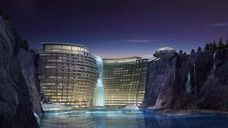 Khách sạn Shimao Wonderland Intercontinental ở Thượng Hải (Trung Quốc). Dự kiến hoàn thành trong năm nay, khách sạn xa hoa này có 19 tầng và được xây dựng dựa vào vách đá của một mỏ đá – nơi những tầng thấp hơn sẽ nằm dưới mặt nước. Đây sẽ là không gian dành cho nhà hàng và thuỷ cung. Khách sạn có 400 phòng nghỉ dành cho khách. Năng lượng sẽ được tạo ra qua địa nhiệt. Một thác nước cũng sẽ được tạo ra để đem đến khung cảnh thú vị bên cạnh khách sạn.