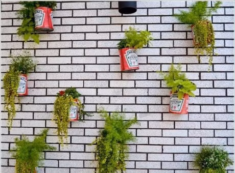 Ngay cả những lon sữa cũ cũng có thể biến thành giỏ hoa trang trí nhà.