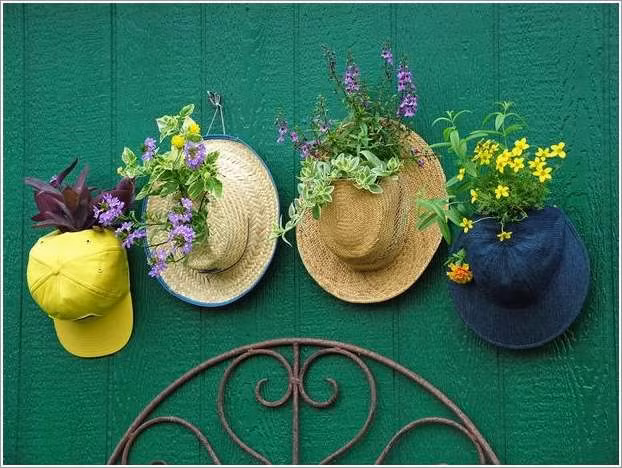 Những chậu hoa xinh xắn từ vật dụng cũ vừa giúp bạn "tô điểm" ngôi nhà đẹp, vừa tiết kiệm được chi phí mua đồ trang trí.