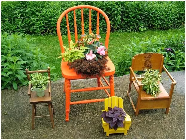Chỉ với một số món đồ tái chế và vật dụng cũ, bạn có thể biến hóa chúng thành những chậu hoa trang trí rất dễ thương.