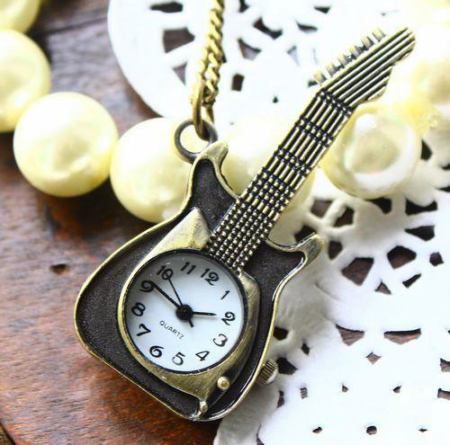Chiếc đồng hồ hình cây đàn guitar...