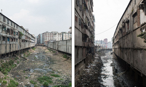 Khung cảnh nguồn nước ô nhiễm đằng sau các nhà máy may mặc ở Keraniganj, Dhaka, Bangladesh.