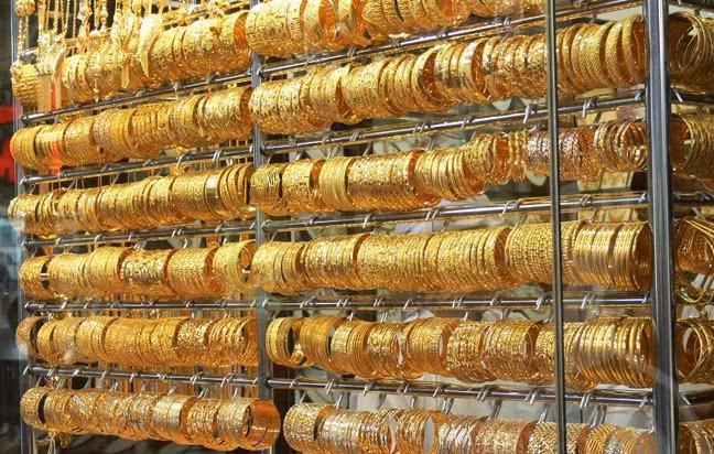 Chợ vàng Gold Souk của Dubai là một trong những trung tâm buôn bán vàng lớn nhất thế giới. Sự đa dạng về mẫu mã và quy mô rộng lớn của khu chợ này sẽ cung cấp cho khách hàng nhiều lựa chọn mua vàng.