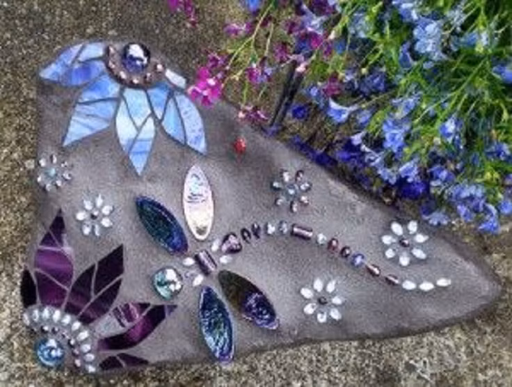 Hình con chuồn chuồn và những bông hoa từ gốm sứ trang trí vườn đẹp mắt.