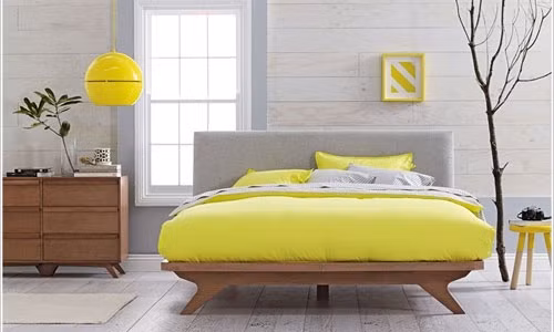 Bức tường ốp màu trắng sẽ làm nền để nổi bật lên những đồ nội thất màu sắc bắt mắt.