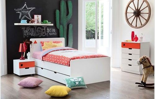 Bạn cũng có thể biến tường phòng ngủ thành tấm bảng đen để viết lên đó những ý tưởng độc đáo.