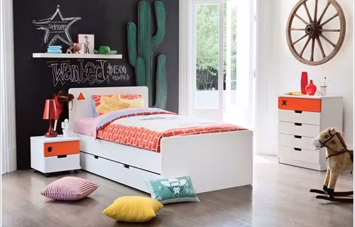 Bạn cũng có thể biến tường phòng ngủ thành tấm bảng đen để viết lên đó những ý tưởng độc đáo.